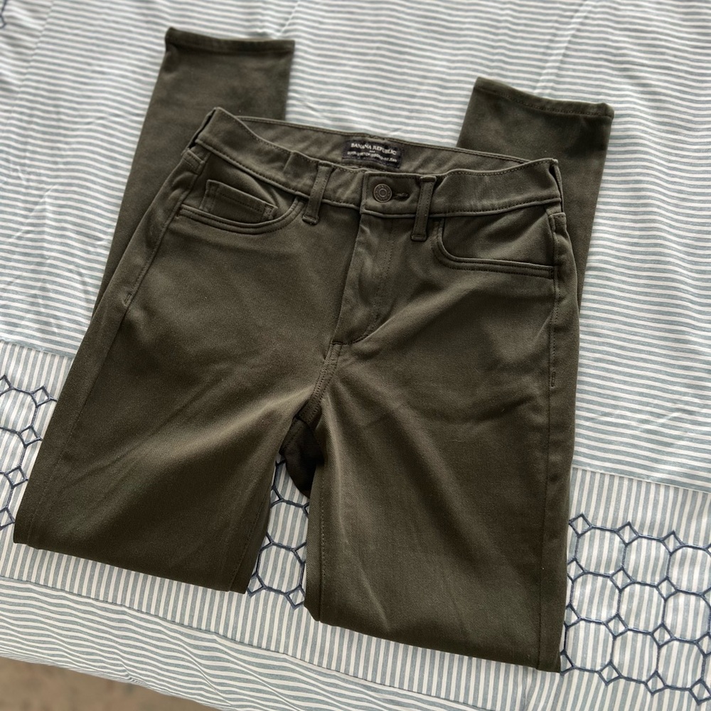 Banana Republic Olive Green Super Stretch Legging Fit Jeans, size 27/4.